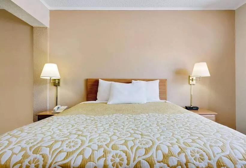 Отель Days Inn By Wyndham Fairmont