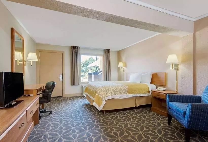 Отель Days Inn By Wyndham Fairmont