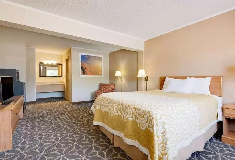 Отель Days Inn By Wyndham Fairmont