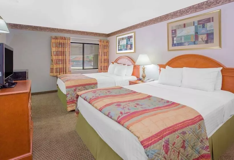 هتل Days Inn By Wyndham Portage