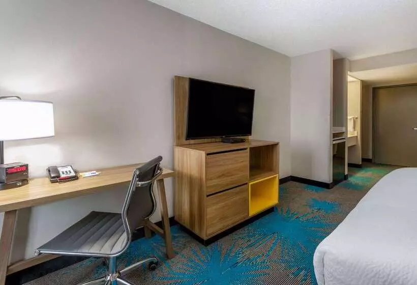 هتل Days Inn & Suites By Wyndham Denver International Airport