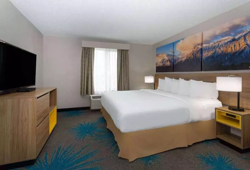 هتل Days Inn & Suites By Wyndham Denver International Airport