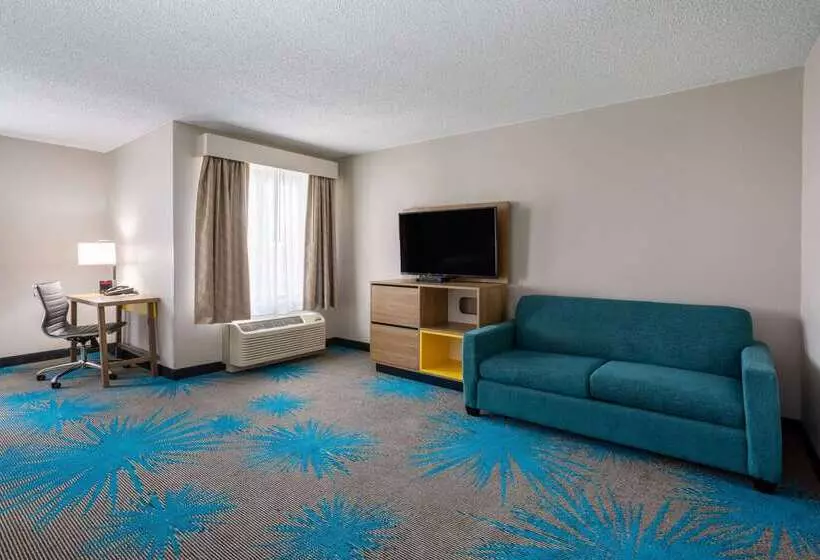 هتل Days Inn & Suites By Wyndham Denver International Airport