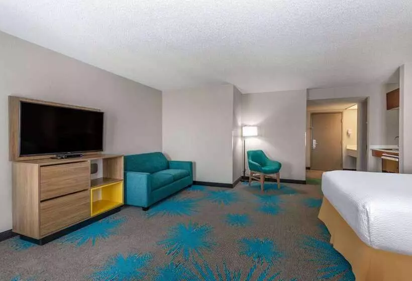 هتل Days Inn & Suites By Wyndham Denver International Airport