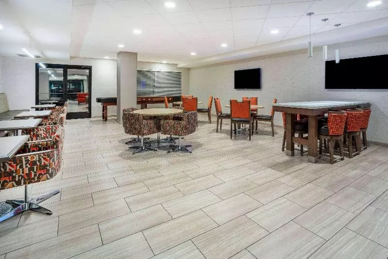 هتل Days Inn & Suites By Wyndham Denver International Airport