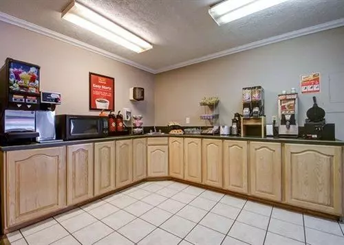 Отель Econo Lodge Inn & Suites