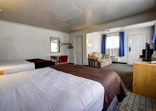 Отель Econo Lodge Inn & Suites