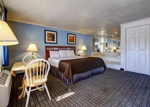 Отель Econo Lodge Inn & Suites