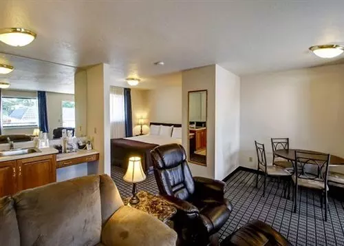 Отель Econo Lodge Inn & Suites