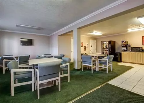 Отель Econo Lodge Inn & Suites