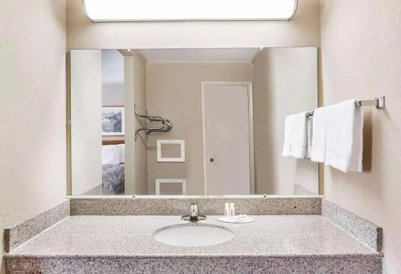 酒店 Travelodge By Wyndham Ridgeway Martinsville Area