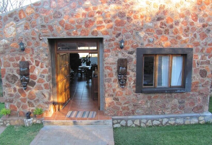 پانسیون Onduri Lodge   In Okaukuejo