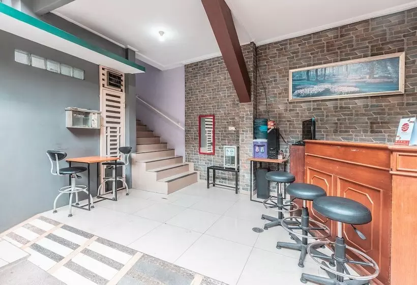 Hotelli Puspita Guesthouse By Oyo Rooms