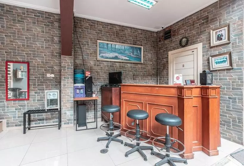 Hotelli Puspita Guesthouse By Oyo Rooms