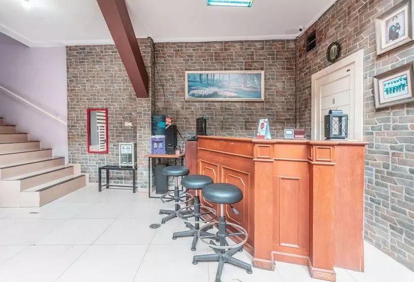 Hotelli Puspita Guesthouse By Oyo Rooms