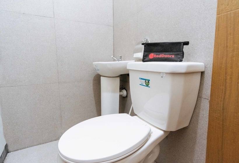 هتل Reddoorz @ Vicente Street Espana Manila