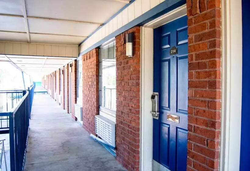 호텔 Blue Jay Inn & Suites