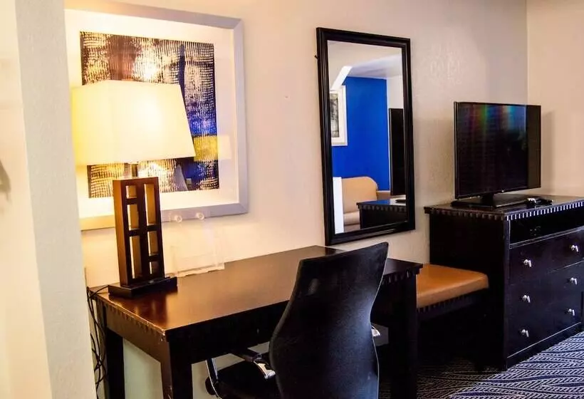 호텔 Blue Jay Inn & Suites