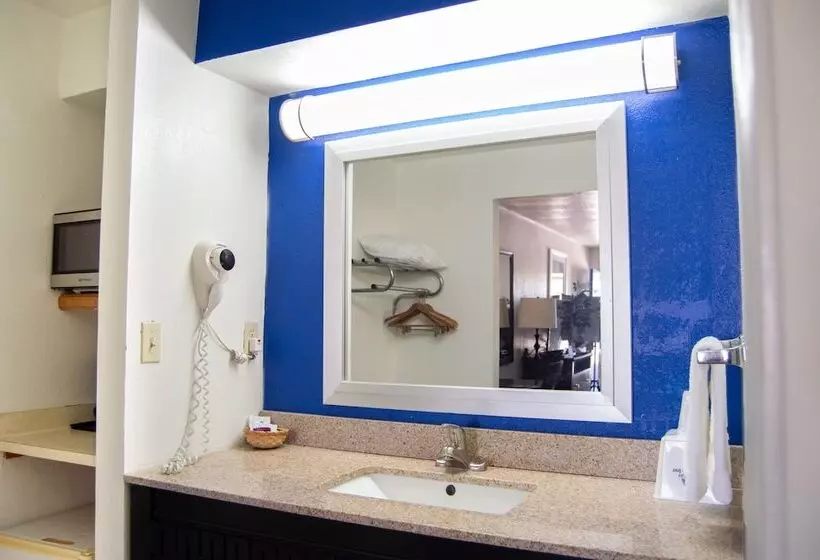 호텔 Blue Jay Inn & Suites