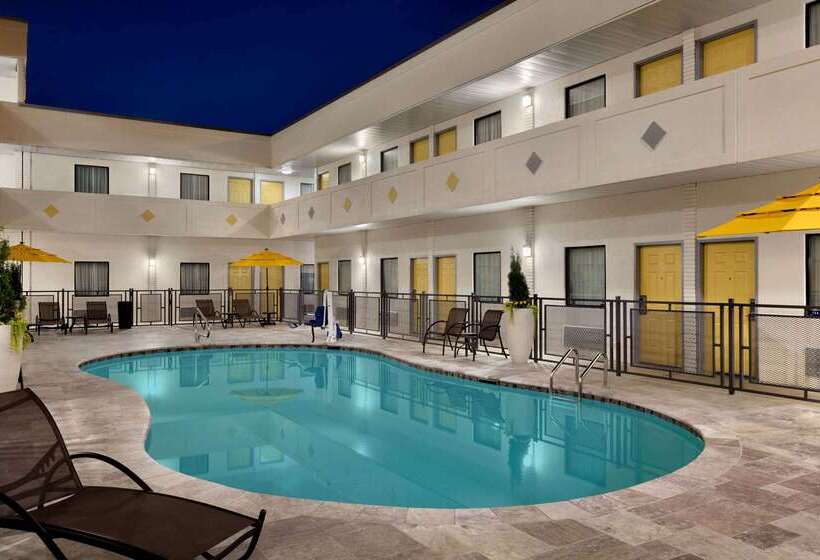 هتل Bo, A Days Inn By Wyndham Chattanooga Downtown