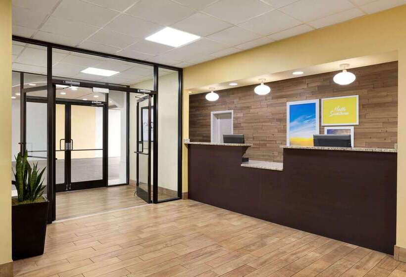 هتل Bo, A Days Inn By Wyndham Chattanooga Downtown