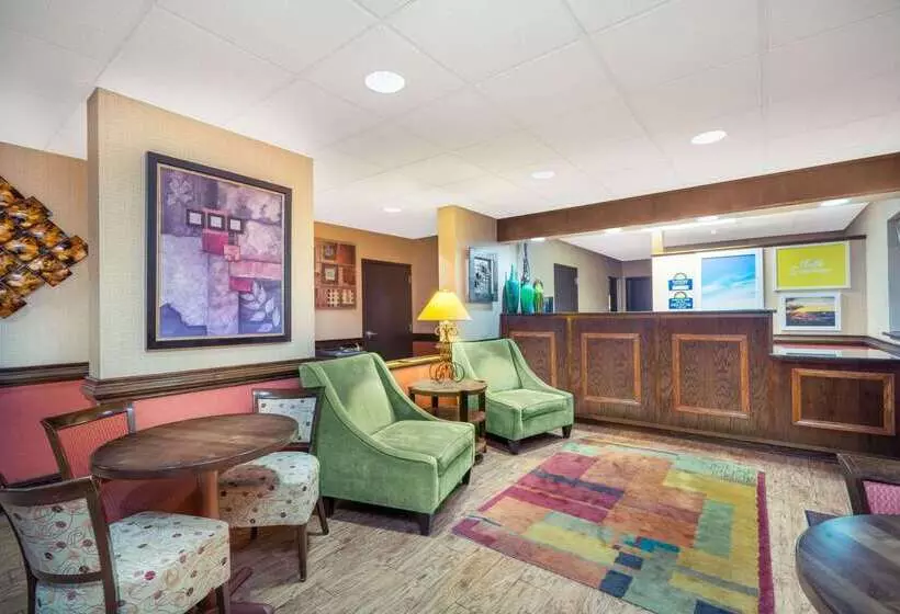 Отель Days Inn By Wyndham Asheville Downtown North