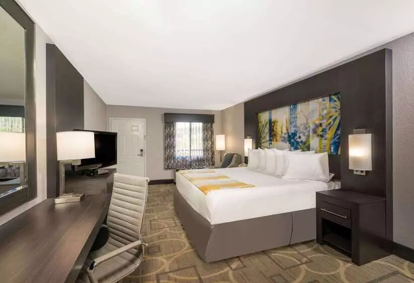 Отель Days Inn By Wyndham Asheville Downtown North