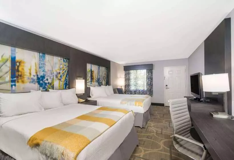 Отель Days Inn By Wyndham Asheville Downtown North