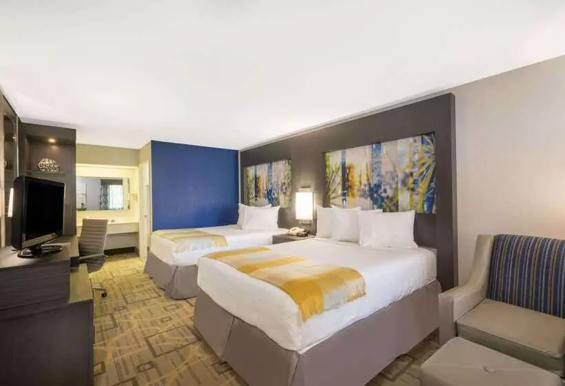 Отель Days Inn By Wyndham Asheville Downtown North