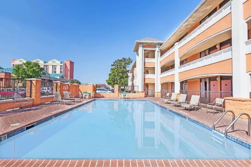 هتل Days Inn By Wyndham Irving Grapevine Dfw Airport North