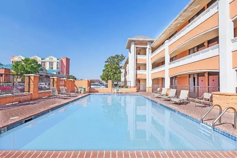 هتل Days Inn By Wyndham Irving Grapevine Dfw Airport North