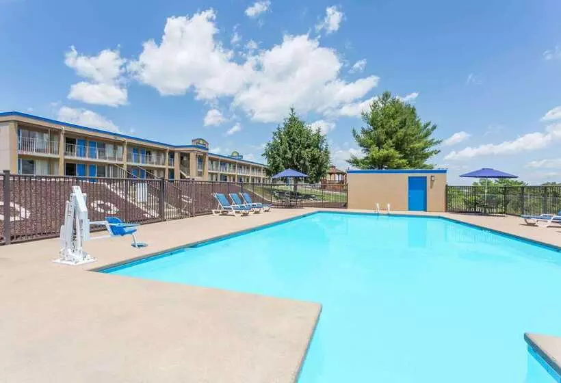 هتل Days Inn By Wyndham Staunton