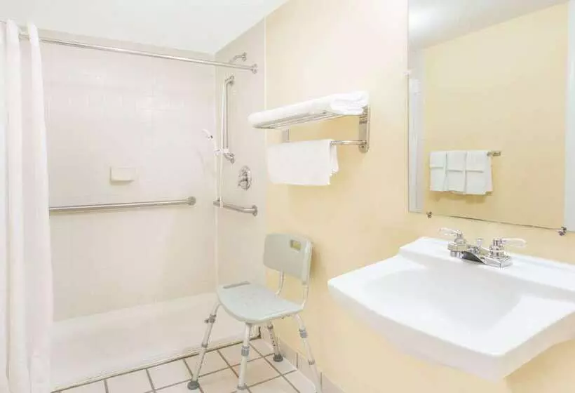 هتل Days Inn By Wyndham Staunton