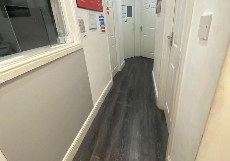 בית מלון כפרי Broadway Inn