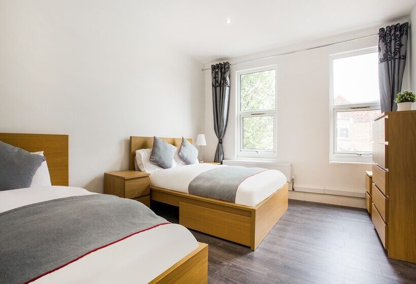 בית מלון כפרי Broadway Inn