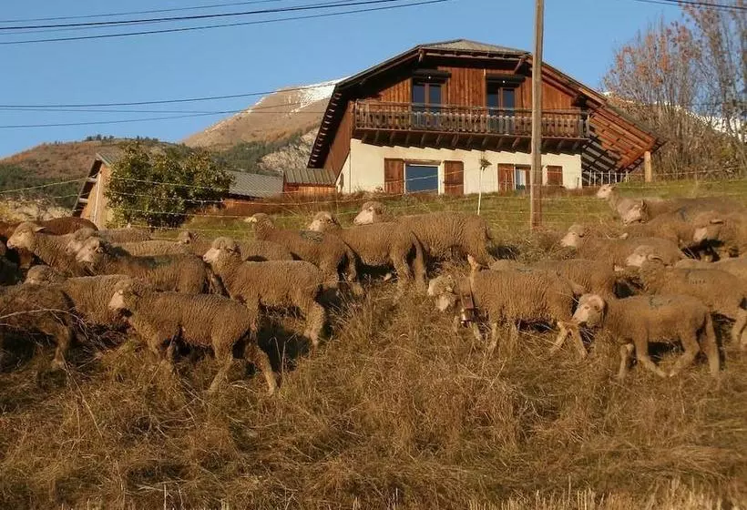 تختخواب و صبحانه La Ferme Des Buissons