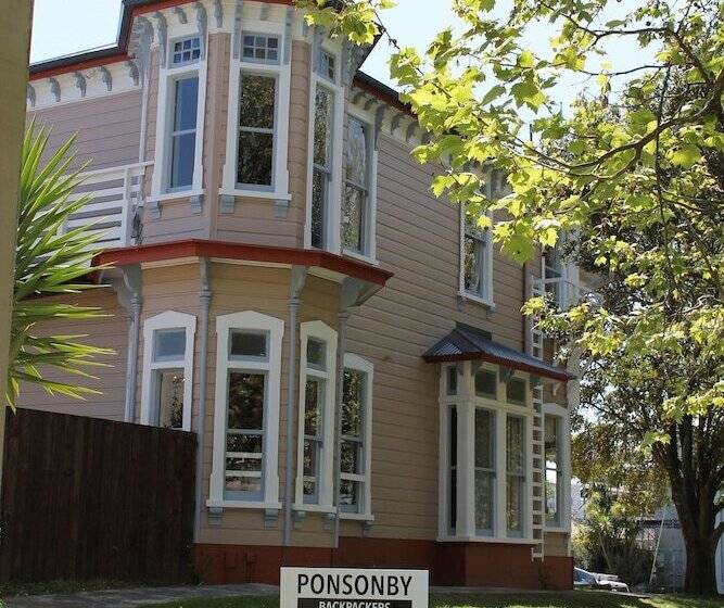 Haka Lodge Ponsonby   Hostel