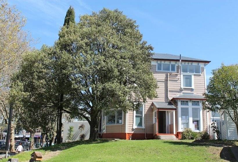 Haka Lodge Ponsonby   Hostel