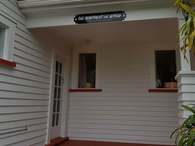 Haka Lodge Ponsonby   Hostel