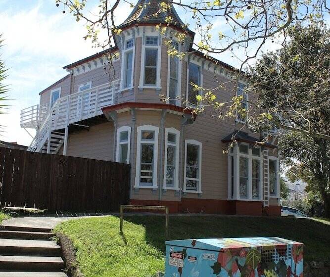 Haka Lodge Ponsonby   Hostel