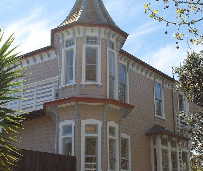 Haka Lodge Ponsonby   Hostel