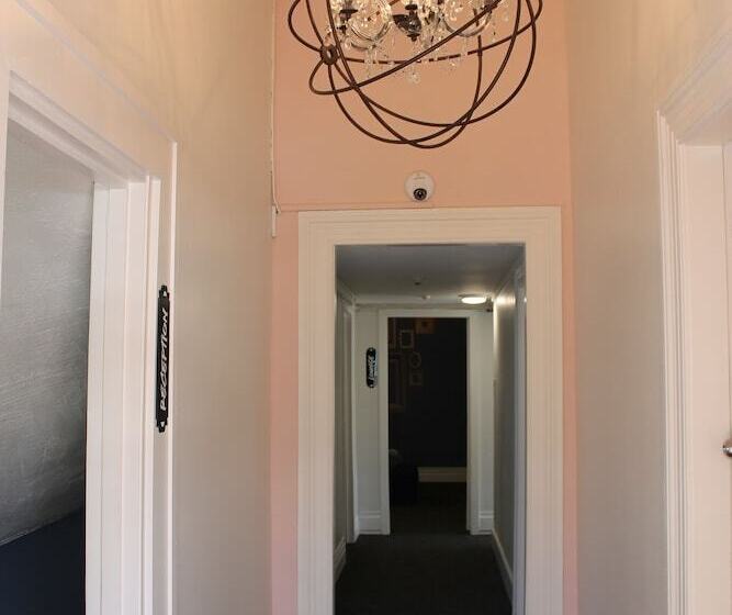 Haka Lodge Ponsonby   Hostel