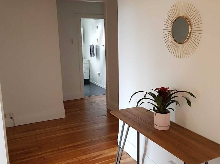 Haka Lodge Ponsonby   Hostel