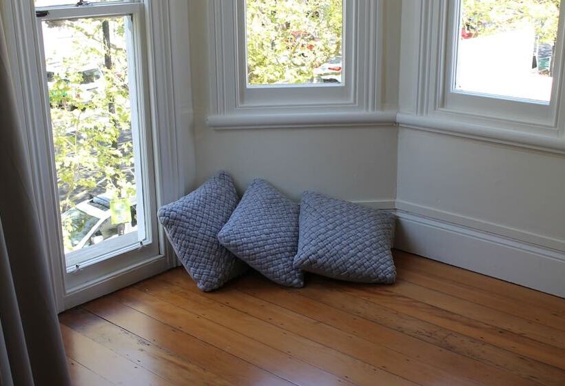 Haka Lodge Ponsonby   Hostel