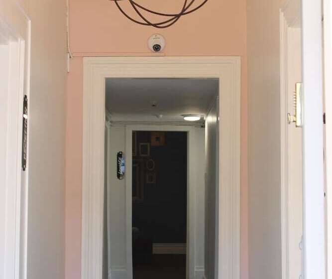 Haka Lodge Ponsonby   Hostel