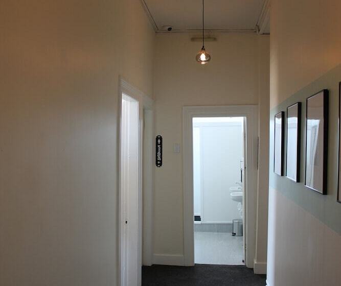 Haka Lodge Ponsonby   Hostel