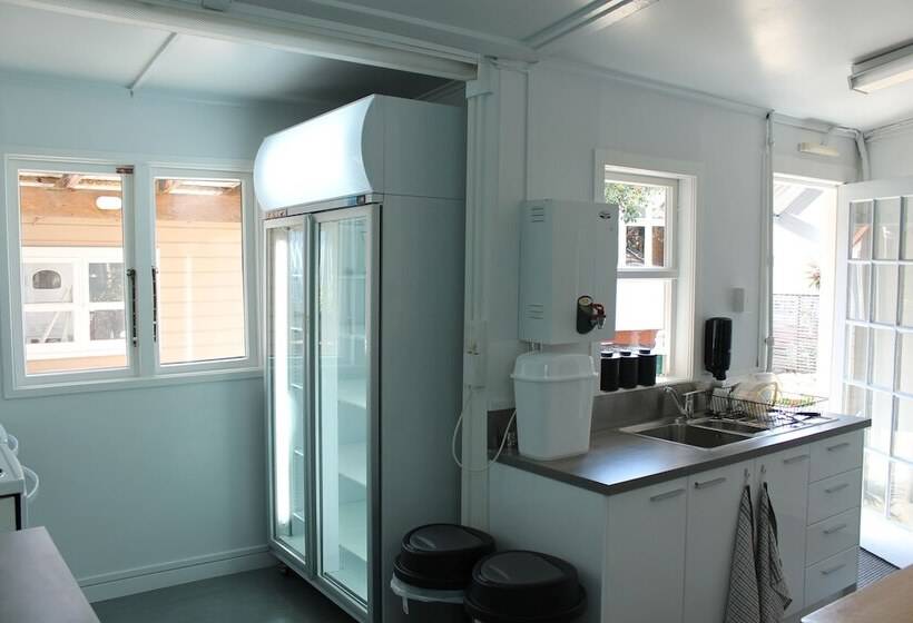 Haka Lodge Ponsonby   Hostel