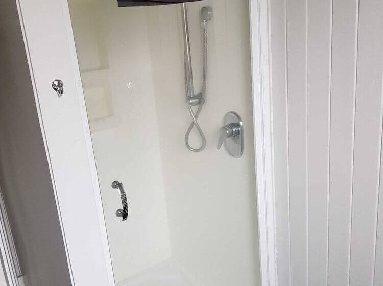 Haka Lodge Ponsonby   Hostel