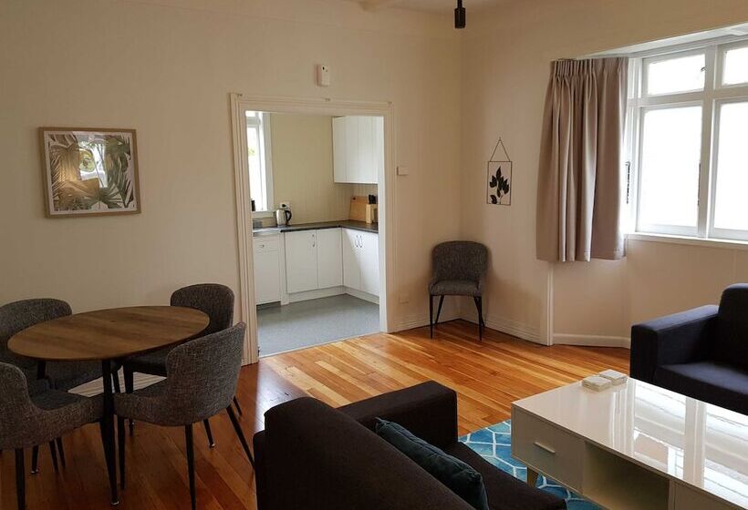 Haka Lodge Ponsonby   Hostel