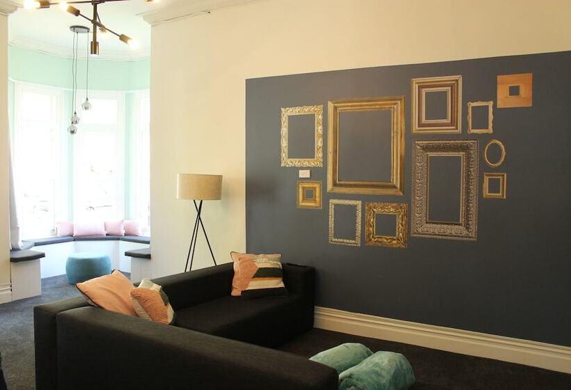 Haka Lodge Ponsonby   Hostel